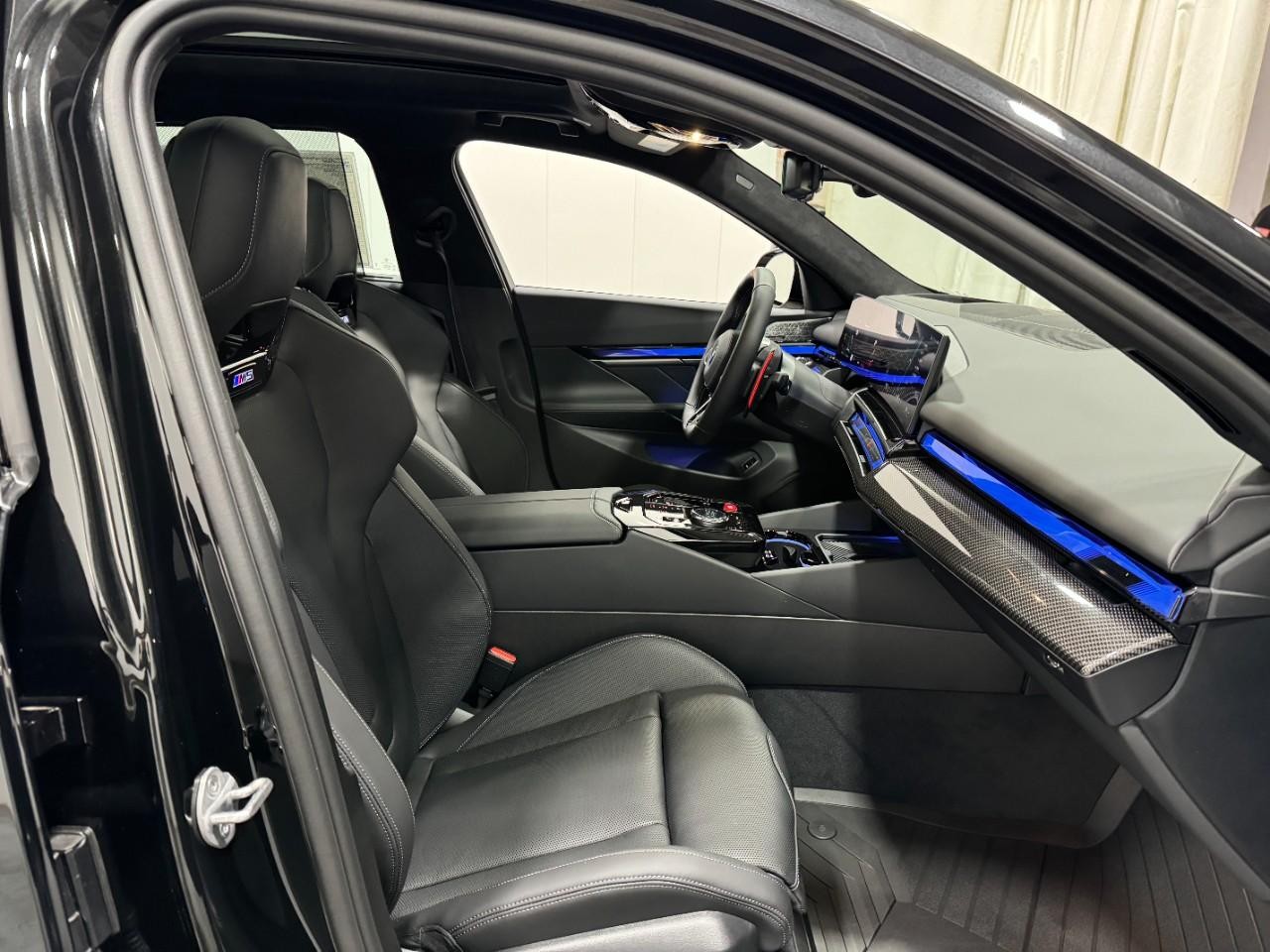 BMW M5 Vehicle Full-screen Gallery Image 18