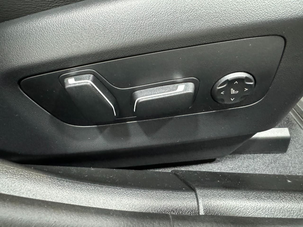 BMW M5 Vehicle Full-screen Gallery Image 20