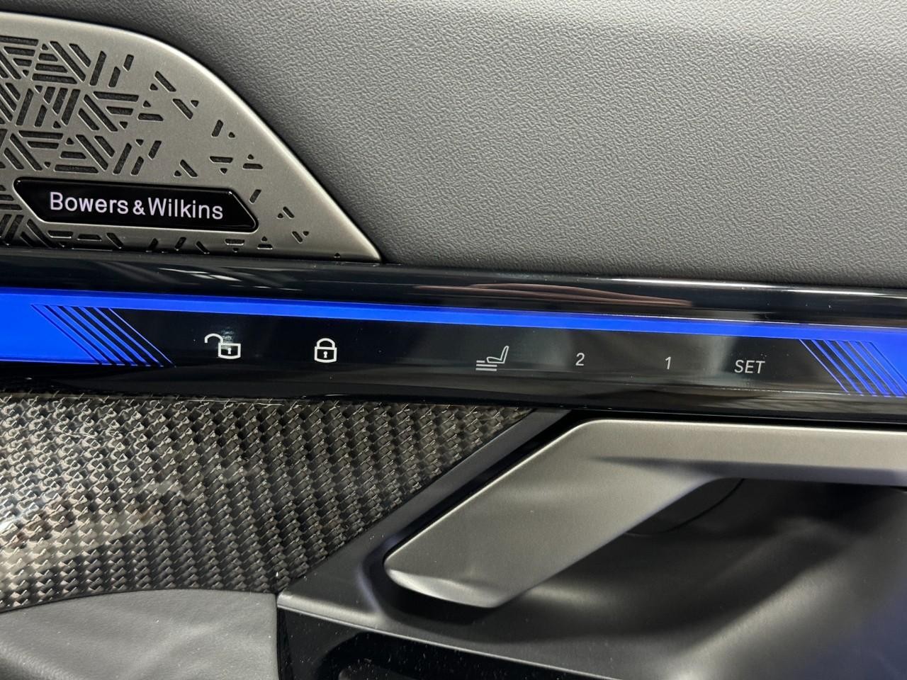 BMW M5 Vehicle Full-screen Gallery Image 21