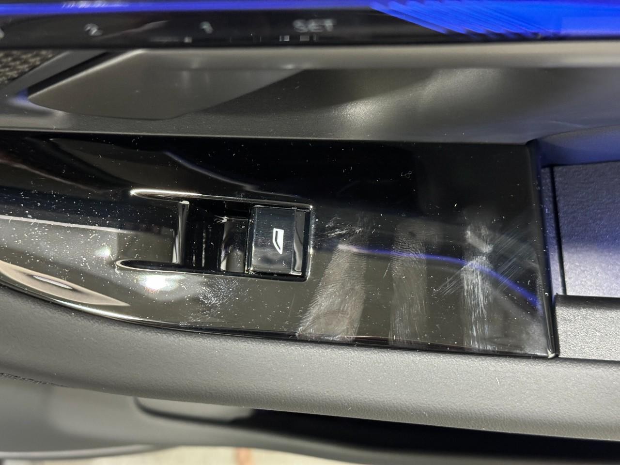 BMW M5 Vehicle Full-screen Gallery Image 22