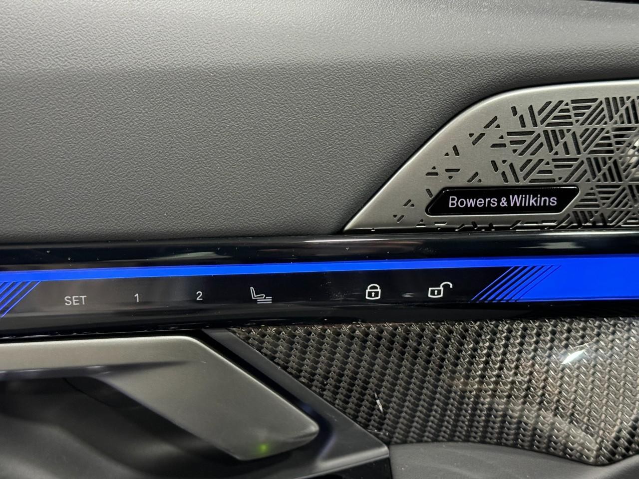 BMW M5 Vehicle Full-screen Gallery Image 23