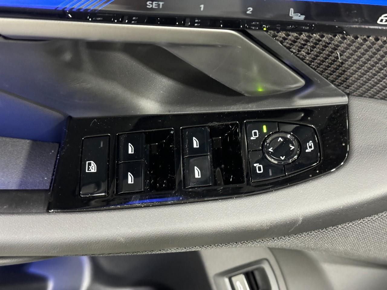 BMW M5 Vehicle Full-screen Gallery Image 24