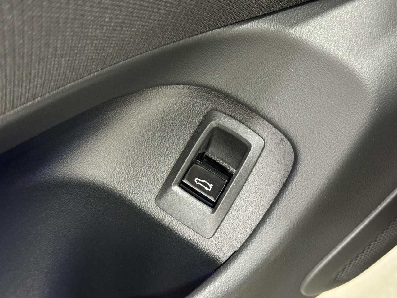 BMW M5 Vehicle Full-screen Gallery Image 25