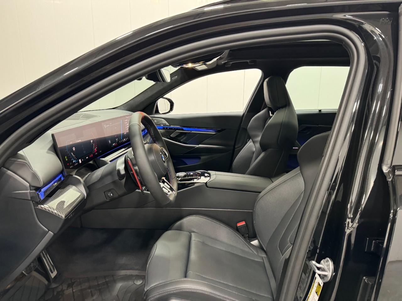 BMW M5 Vehicle Full-screen Gallery Image 26