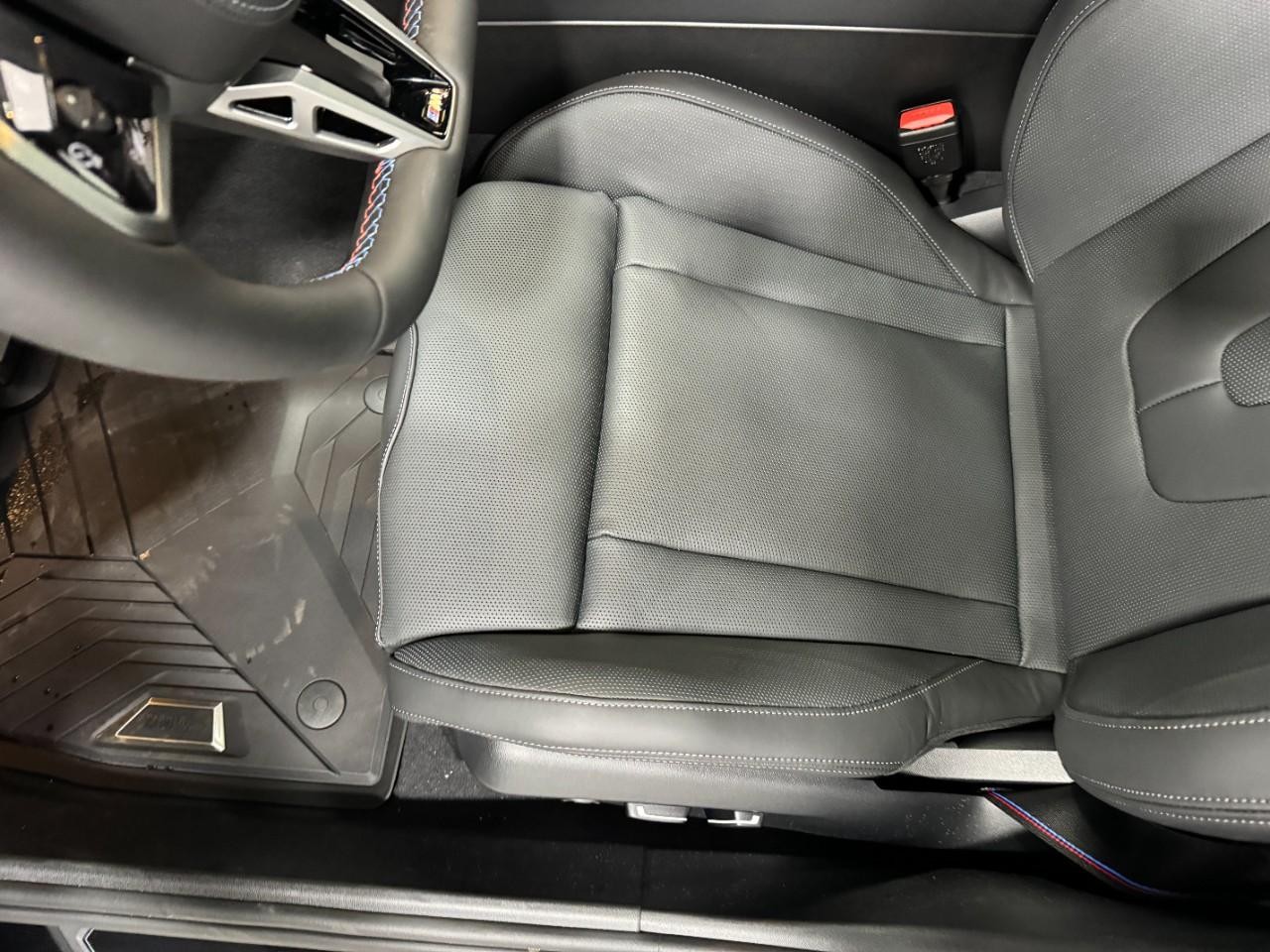 BMW M5 Vehicle Full-screen Gallery Image 27