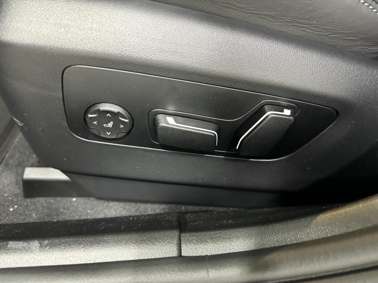 BMW M5 Vehicle Full-screen Gallery Image 28