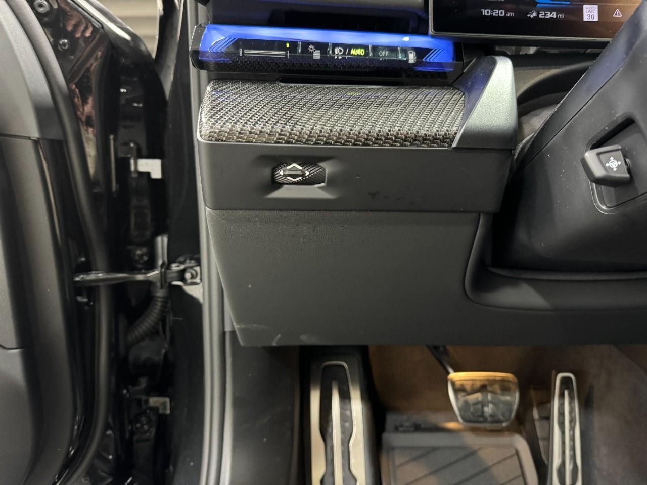 BMW M5 Vehicle Full-screen Gallery Image 29