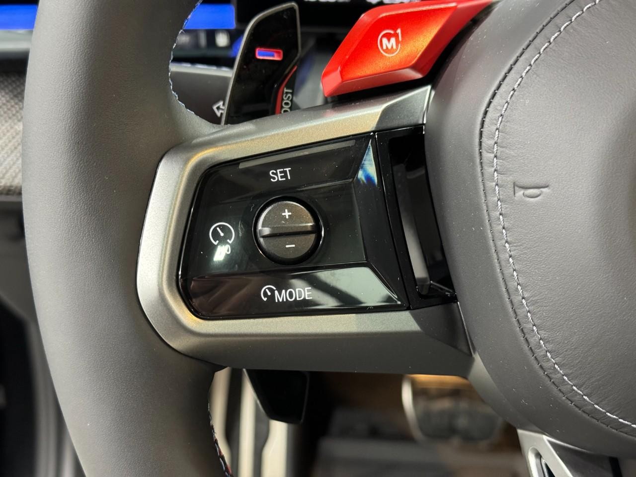 BMW M5 Vehicle Full-screen Gallery Image 30