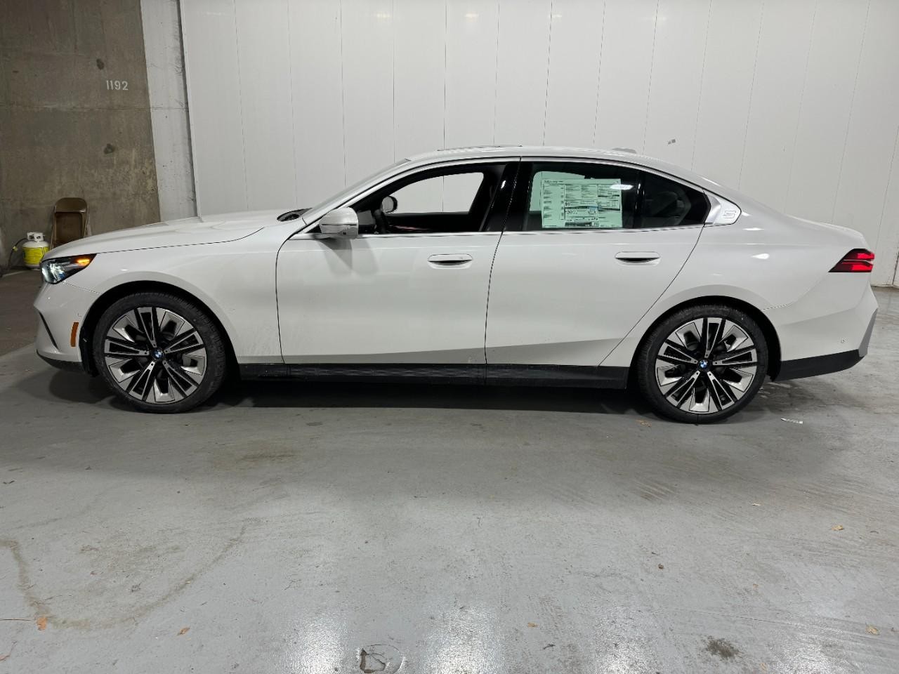 BMW 5 Series Vehicle Full-screen Gallery Image 2