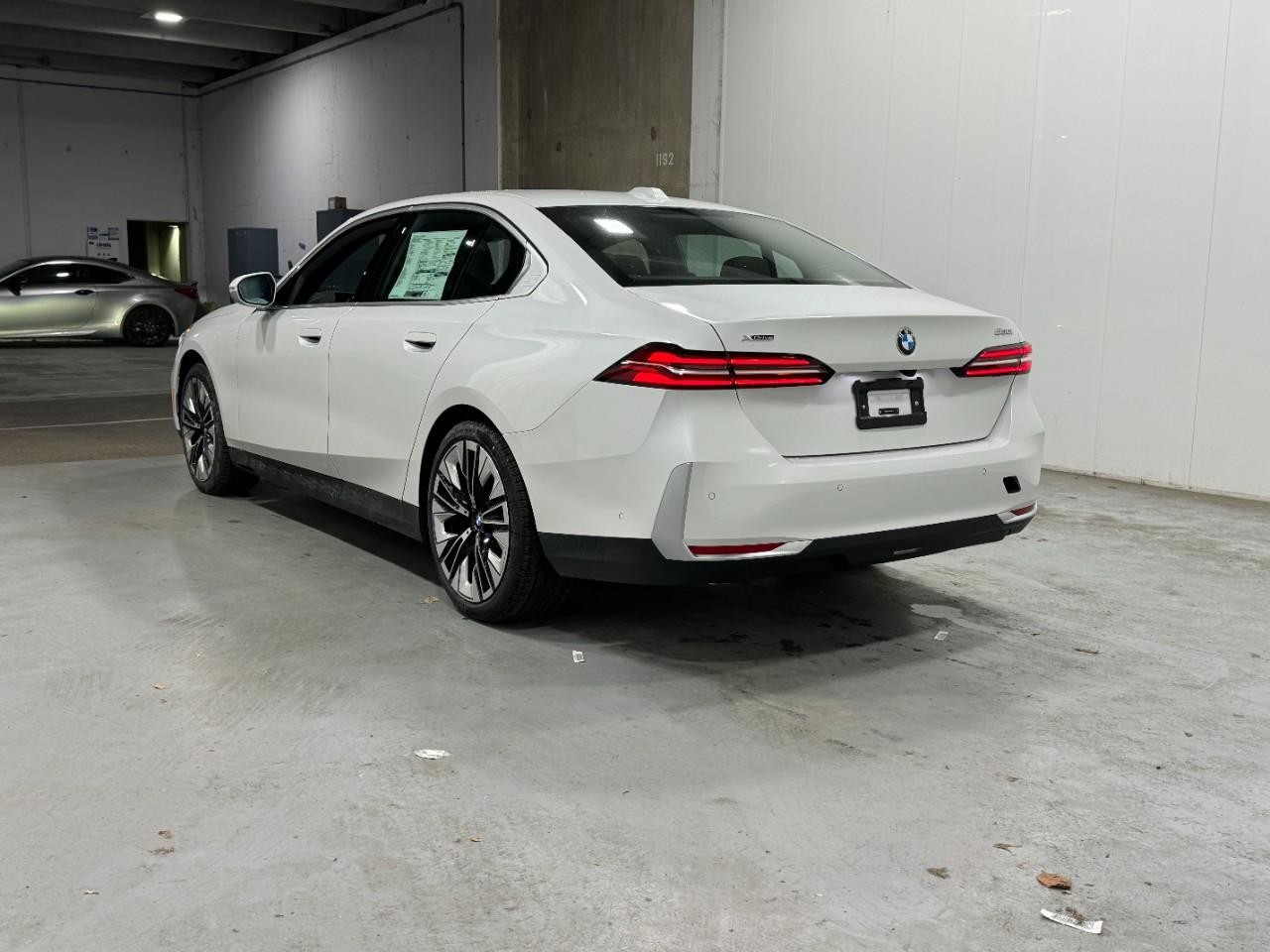 BMW 5 Series Vehicle Full-screen Gallery Image 3