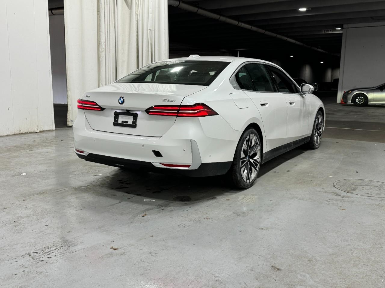 BMW 5 Series Vehicle Full-screen Gallery Image 4