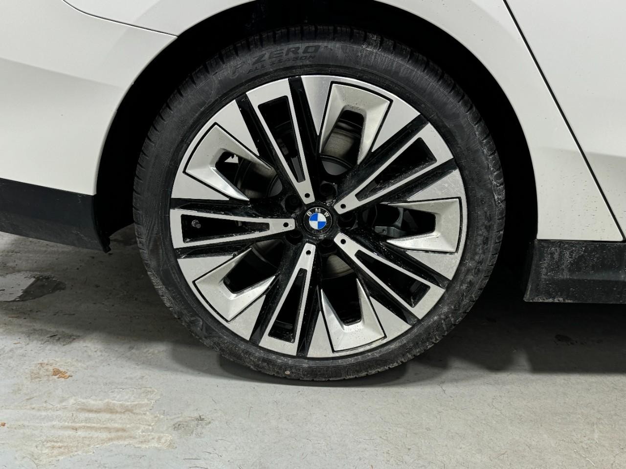 BMW 5 Series Vehicle Full-screen Gallery Image 5