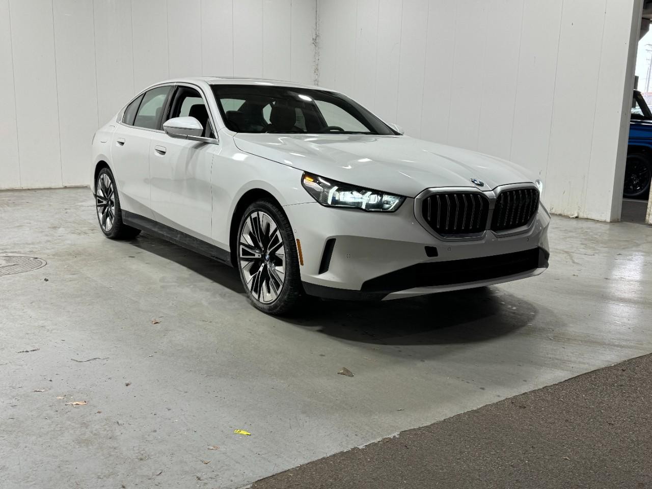 BMW 5 Series Vehicle Full-screen Gallery Image 6