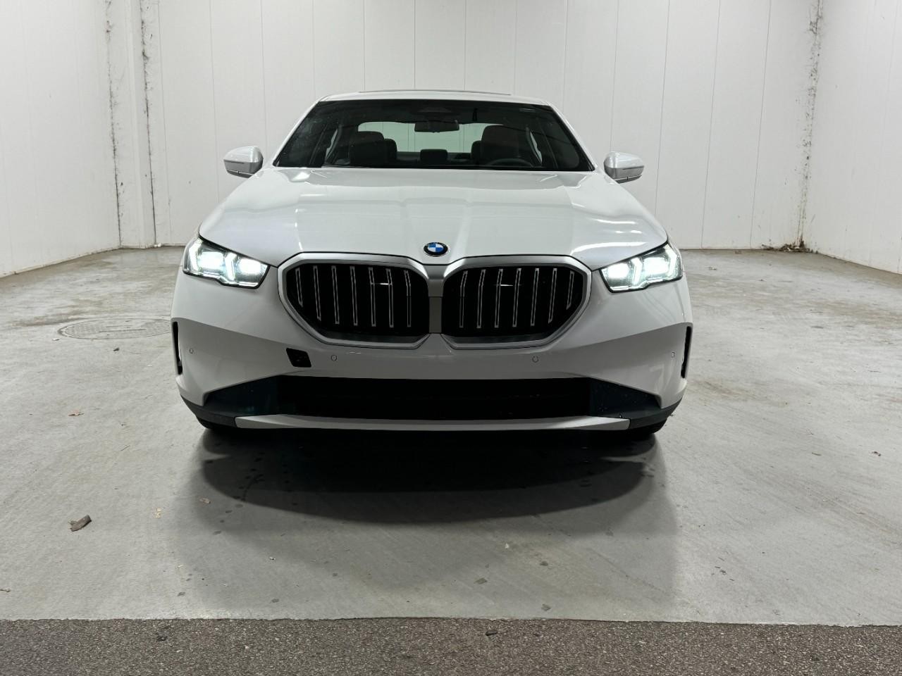 BMW 5 Series Vehicle Full-screen Gallery Image 7