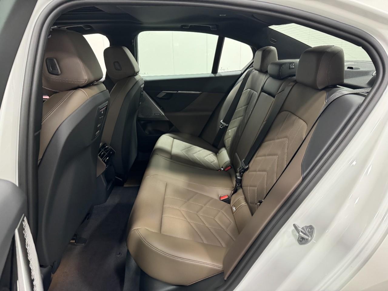 BMW 5 Series Vehicle Full-screen Gallery Image 8