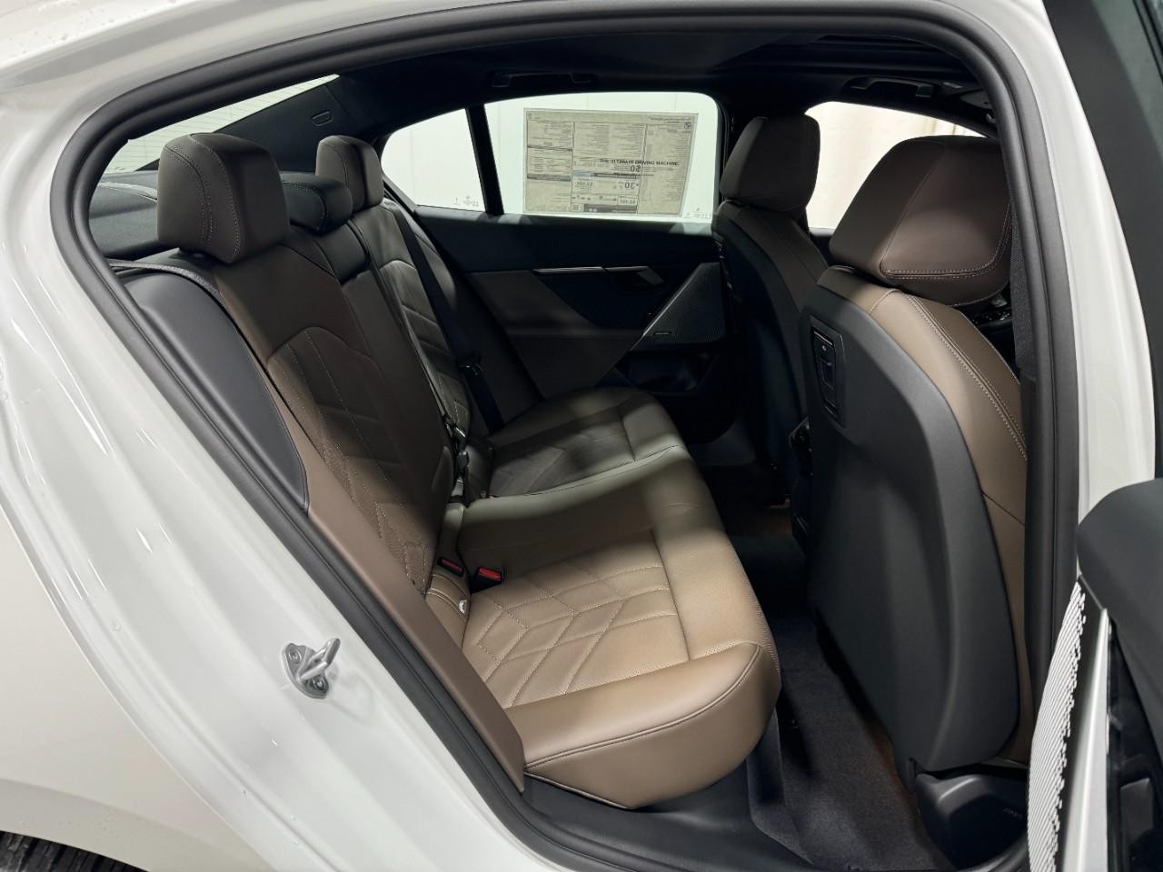 BMW 5 Series Vehicle Full-screen Gallery Image 10