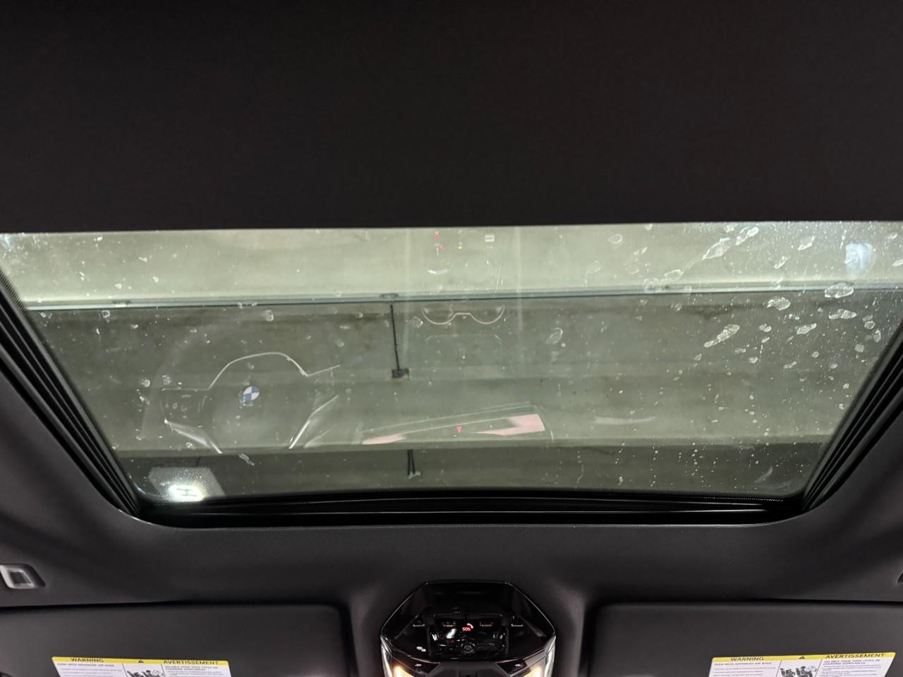 BMW 5 Series Vehicle Full-screen Gallery Image 11