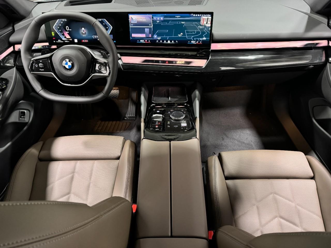 BMW 5 Series Vehicle Full-screen Gallery Image 12