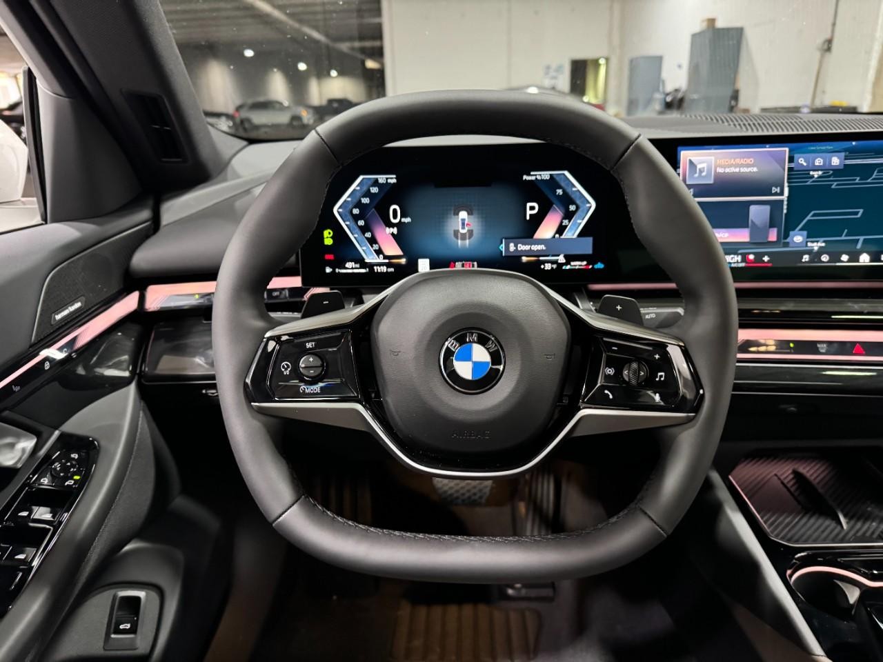 BMW 5 Series Vehicle Full-screen Gallery Image 13