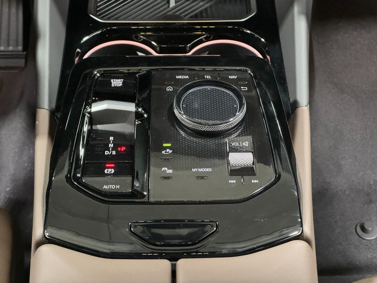 BMW 5 Series Vehicle Full-screen Gallery Image 15