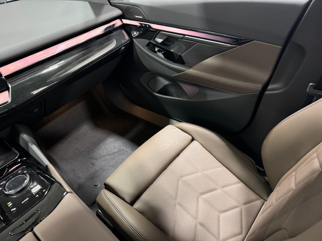 BMW 5 Series Vehicle Full-screen Gallery Image 16