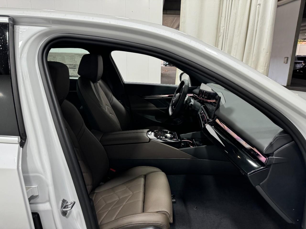 BMW 5 Series Vehicle Full-screen Gallery Image 17