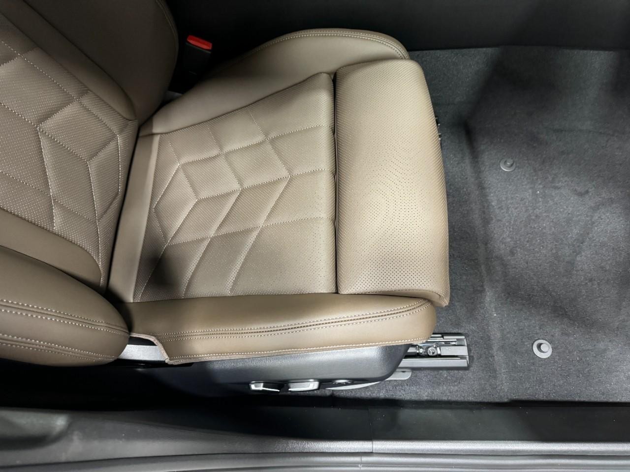 BMW 5 Series Vehicle Full-screen Gallery Image 18