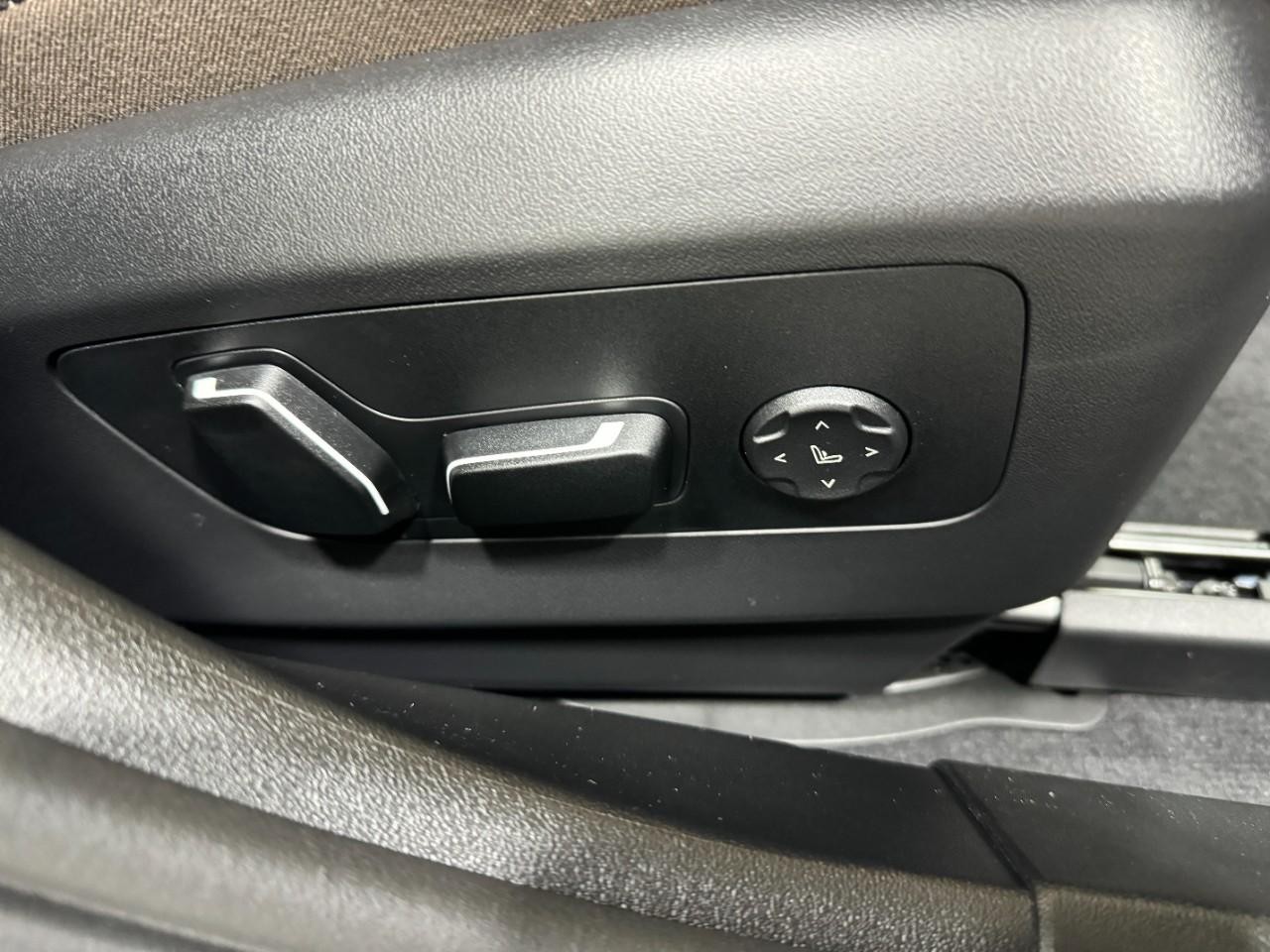 BMW 5 Series Vehicle Full-screen Gallery Image 19