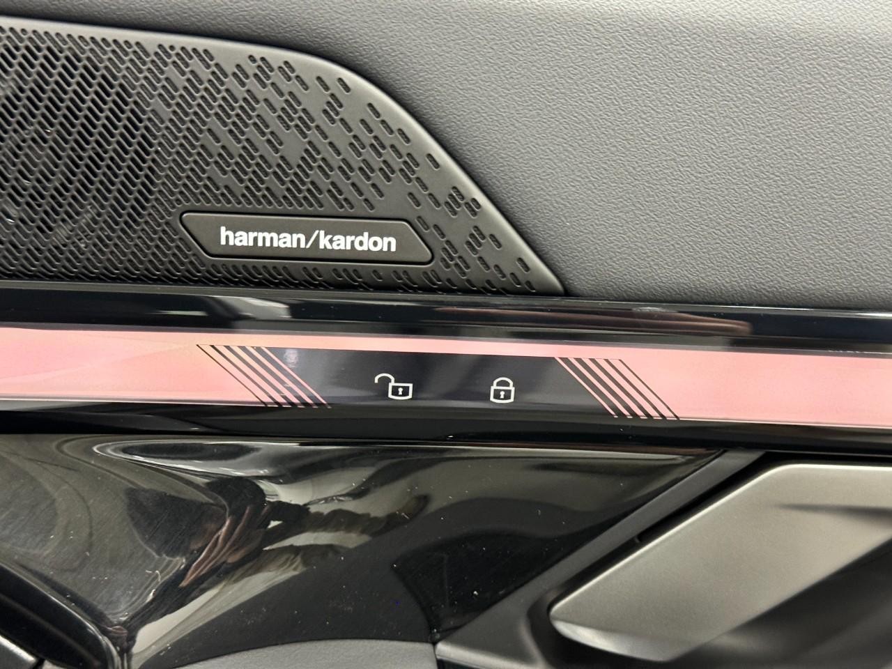 BMW 5 Series Vehicle Full-screen Gallery Image 20