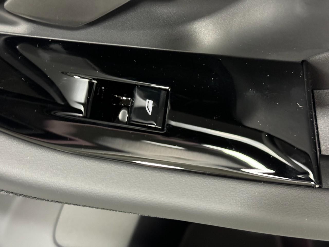 BMW 5 Series Vehicle Full-screen Gallery Image 21