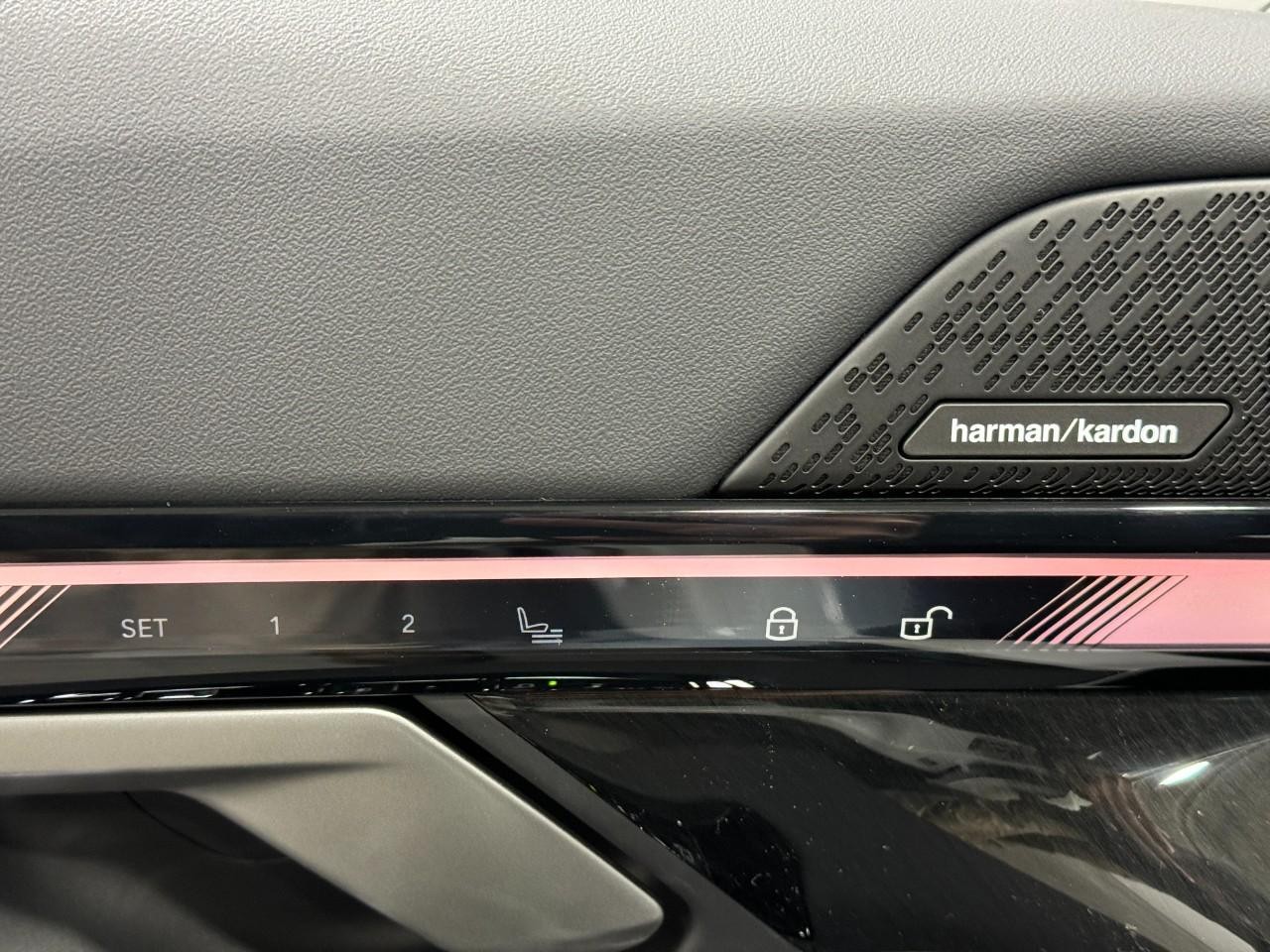 BMW 5 Series Vehicle Full-screen Gallery Image 22