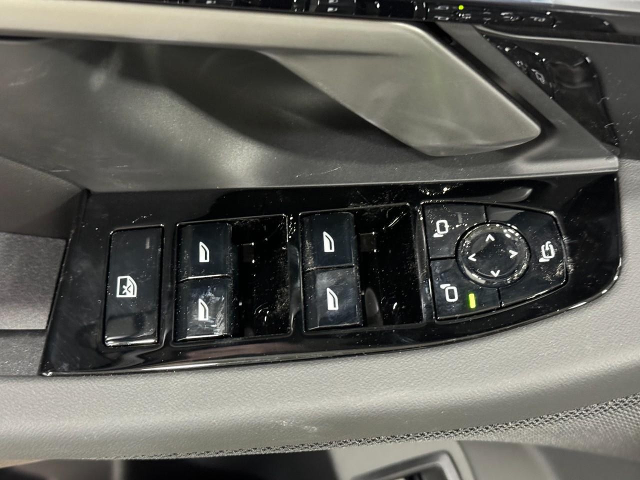 BMW 5 Series Vehicle Full-screen Gallery Image 23