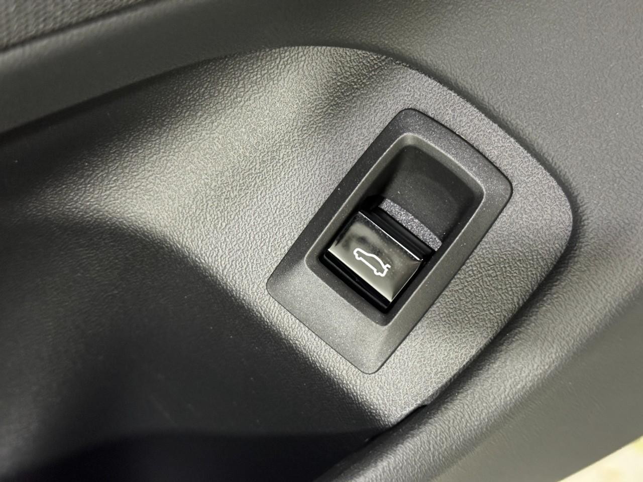 BMW 5 Series Vehicle Full-screen Gallery Image 24