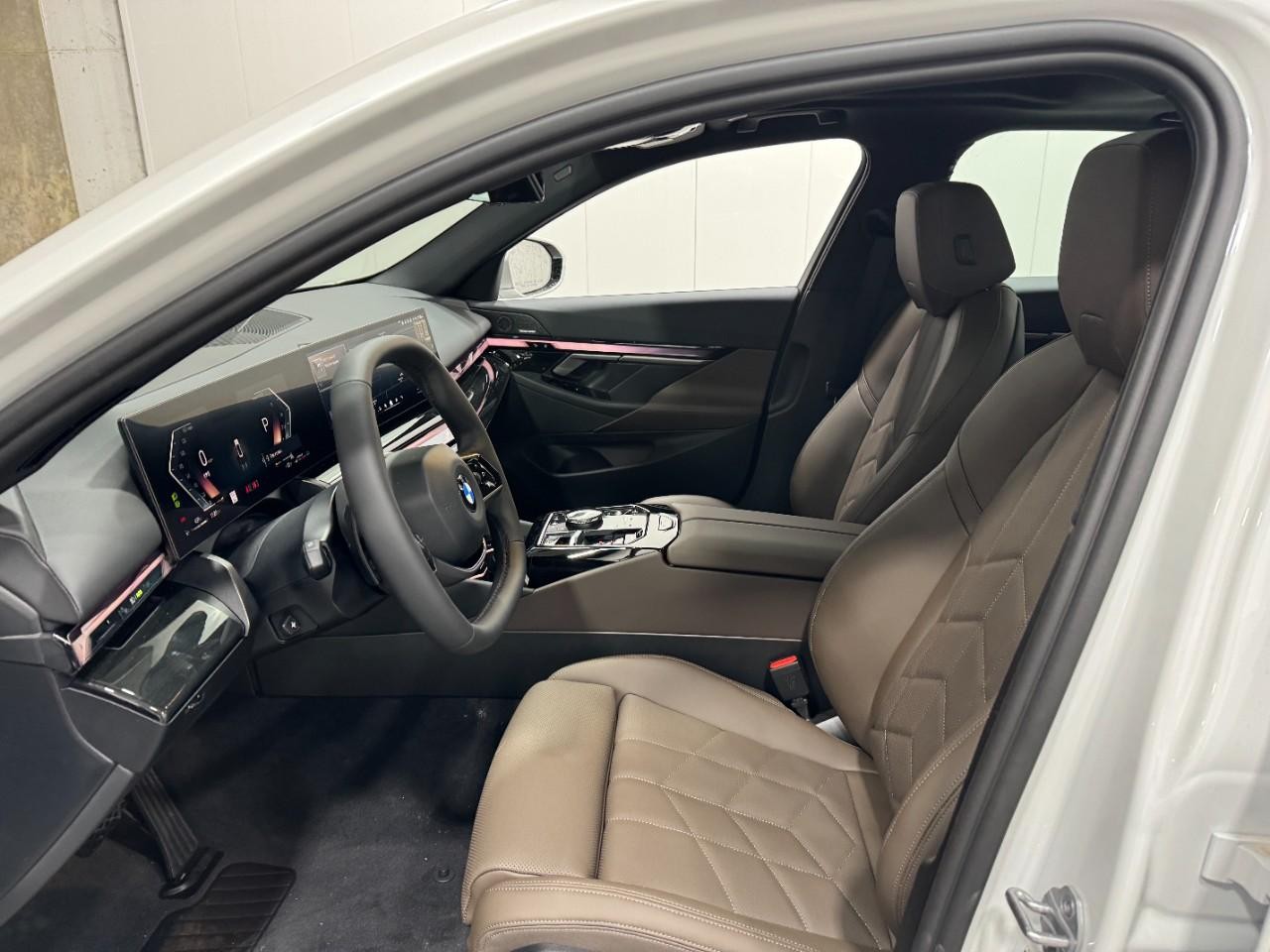 BMW 5 Series Vehicle Full-screen Gallery Image 25