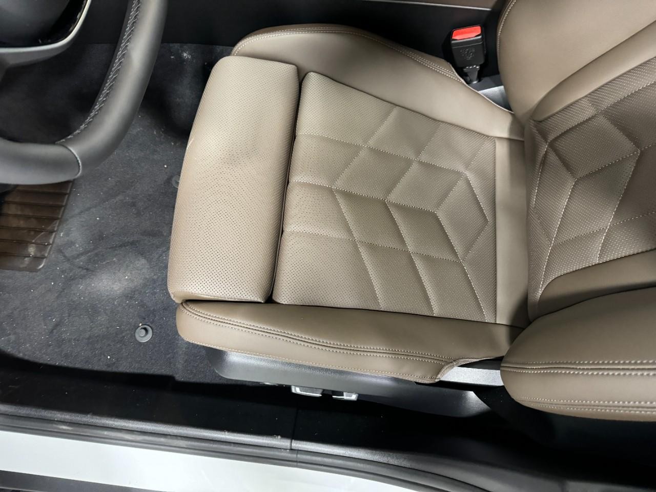 BMW 5 Series Vehicle Full-screen Gallery Image 26