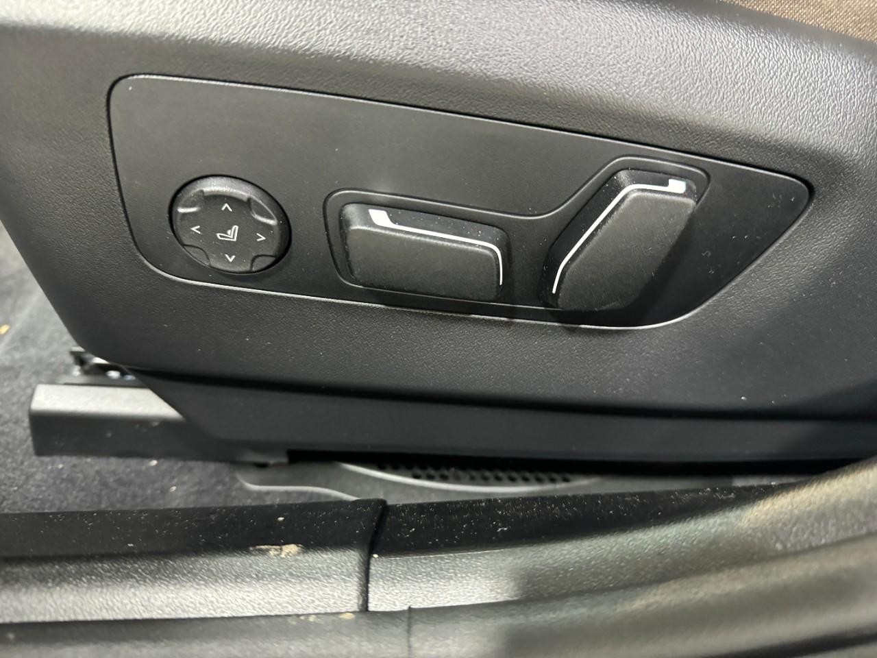 BMW 5 Series Vehicle Full-screen Gallery Image 27