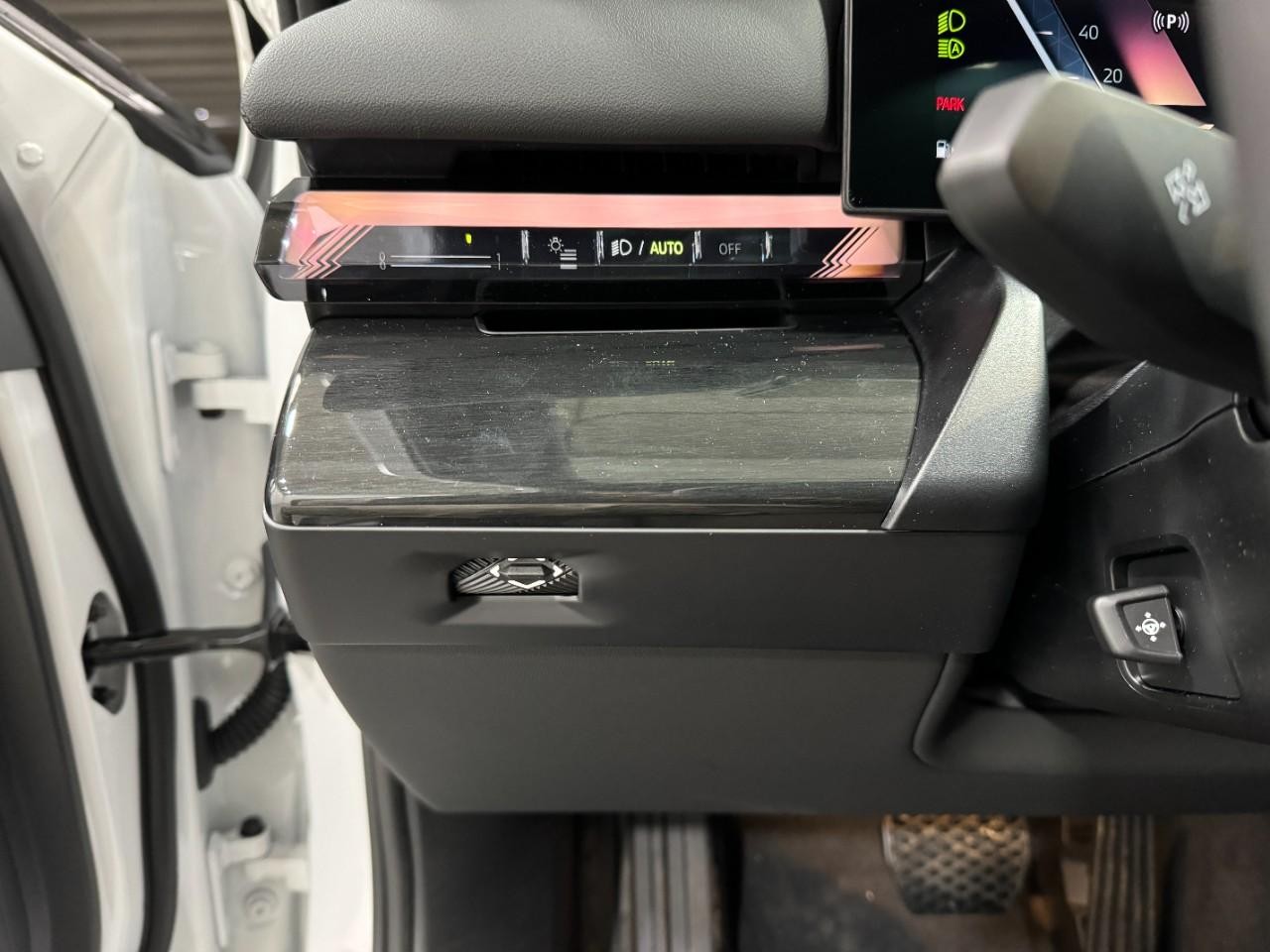 BMW 5 Series Vehicle Full-screen Gallery Image 28