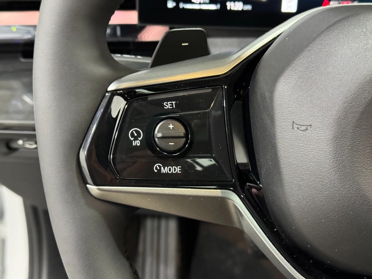 BMW 5 Series Vehicle Full-screen Gallery Image 29