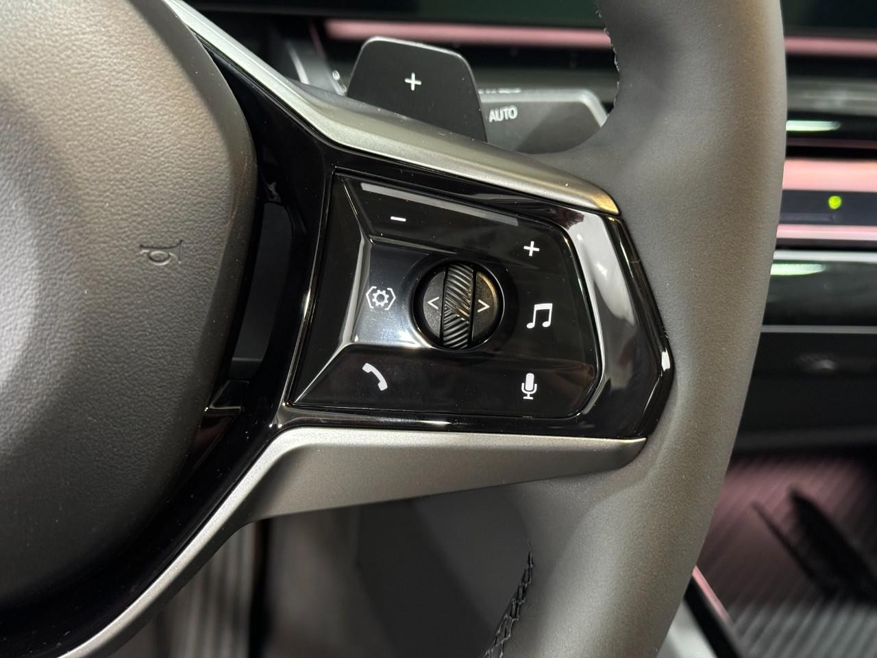 BMW 5 Series Vehicle Full-screen Gallery Image 30