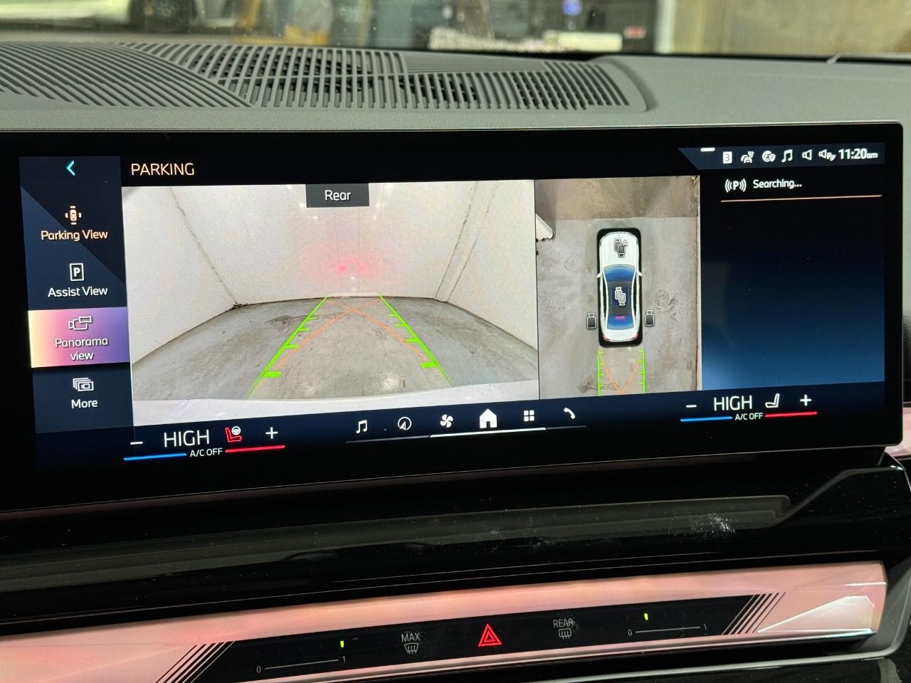 BMW 5 Series Vehicle Full-screen Gallery Image 32