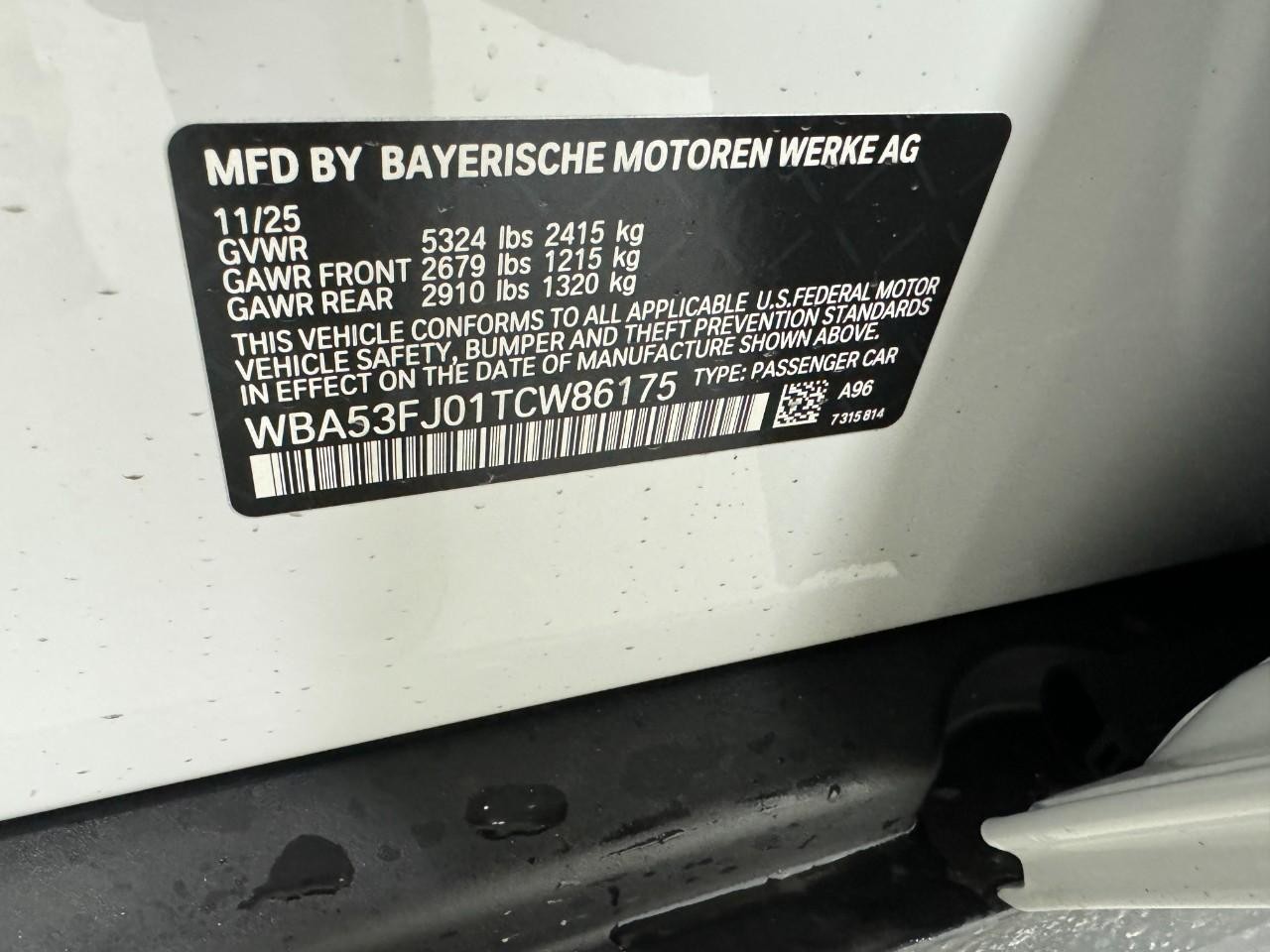 BMW 5 Series Vehicle Full-screen Gallery Image 33