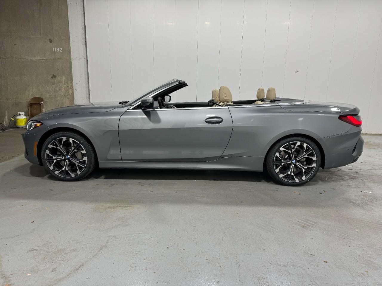 BMW 4 Series Vehicle Full-screen Gallery Image 2