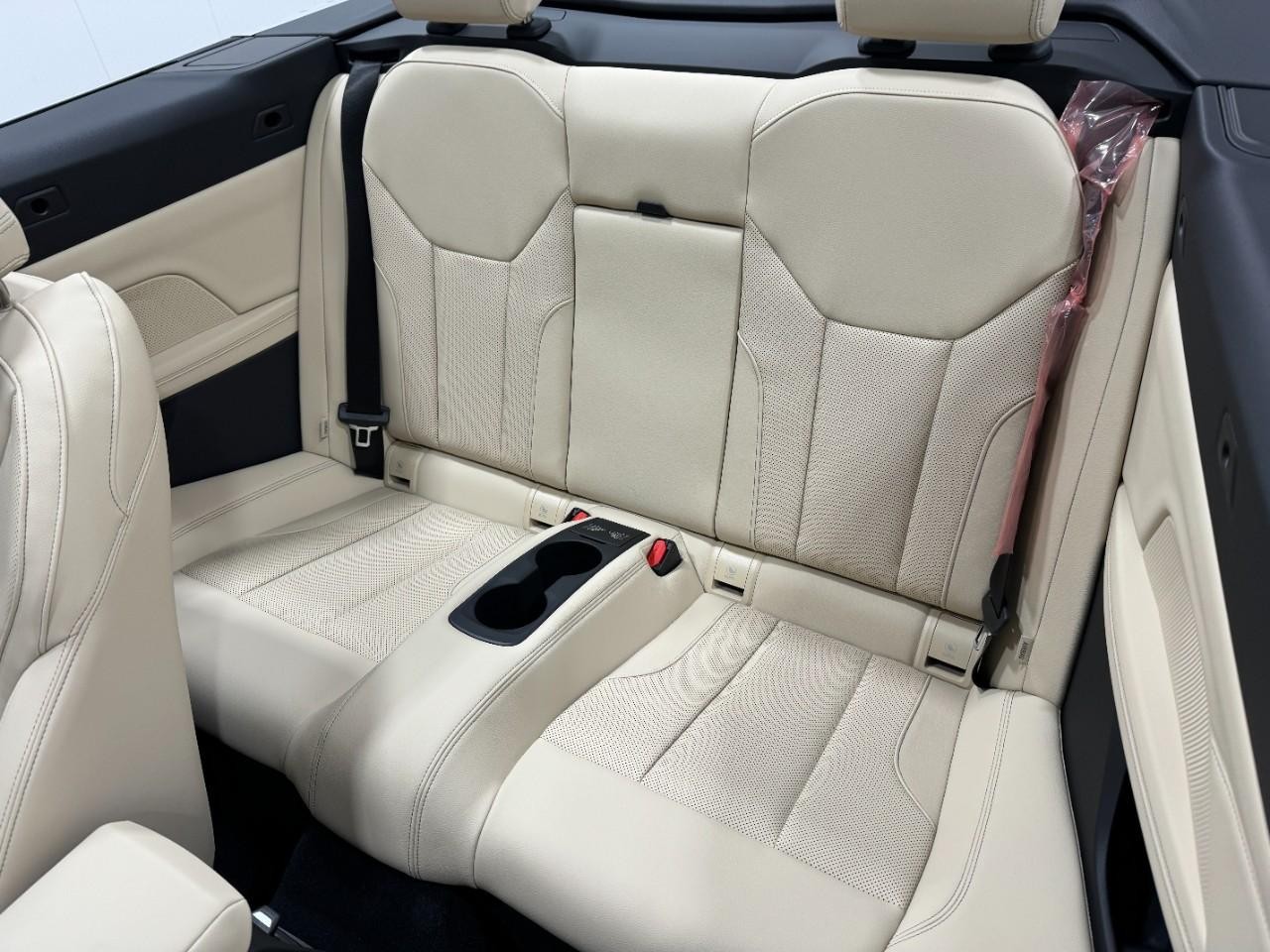 BMW 4 Series Vehicle Full-screen Gallery Image 8