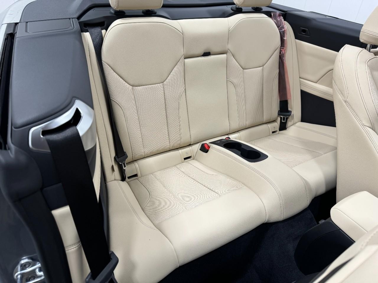 BMW 4 Series Vehicle Full-screen Gallery Image 10