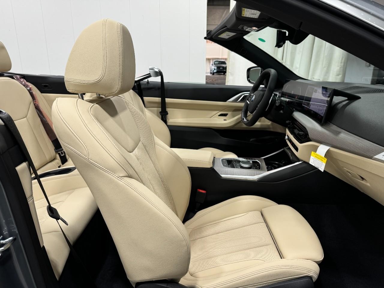 BMW 4 Series Vehicle Full-screen Gallery Image 16