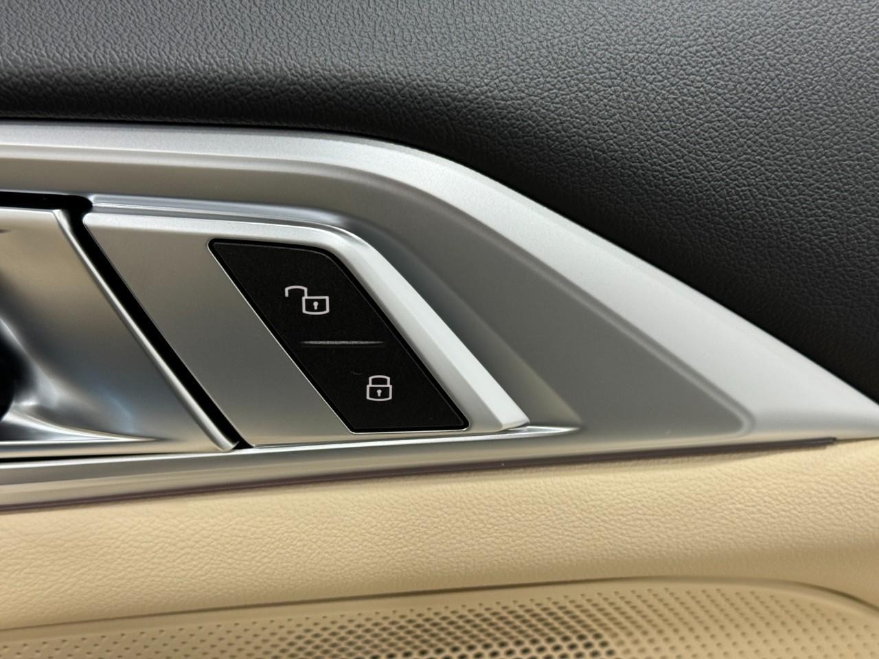 BMW 4 Series Vehicle Full-screen Gallery Image 19