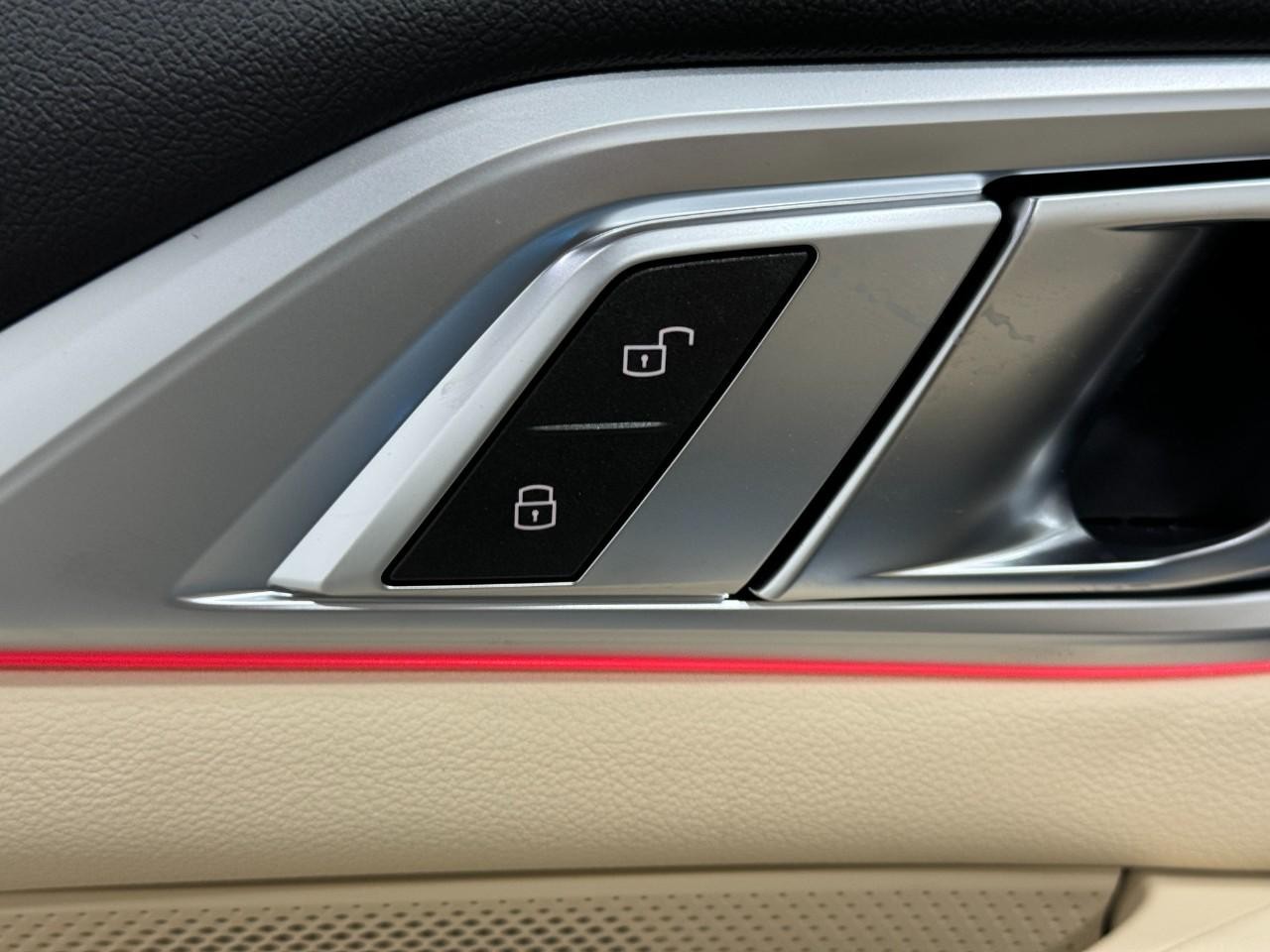 BMW 4 Series Vehicle Full-screen Gallery Image 21