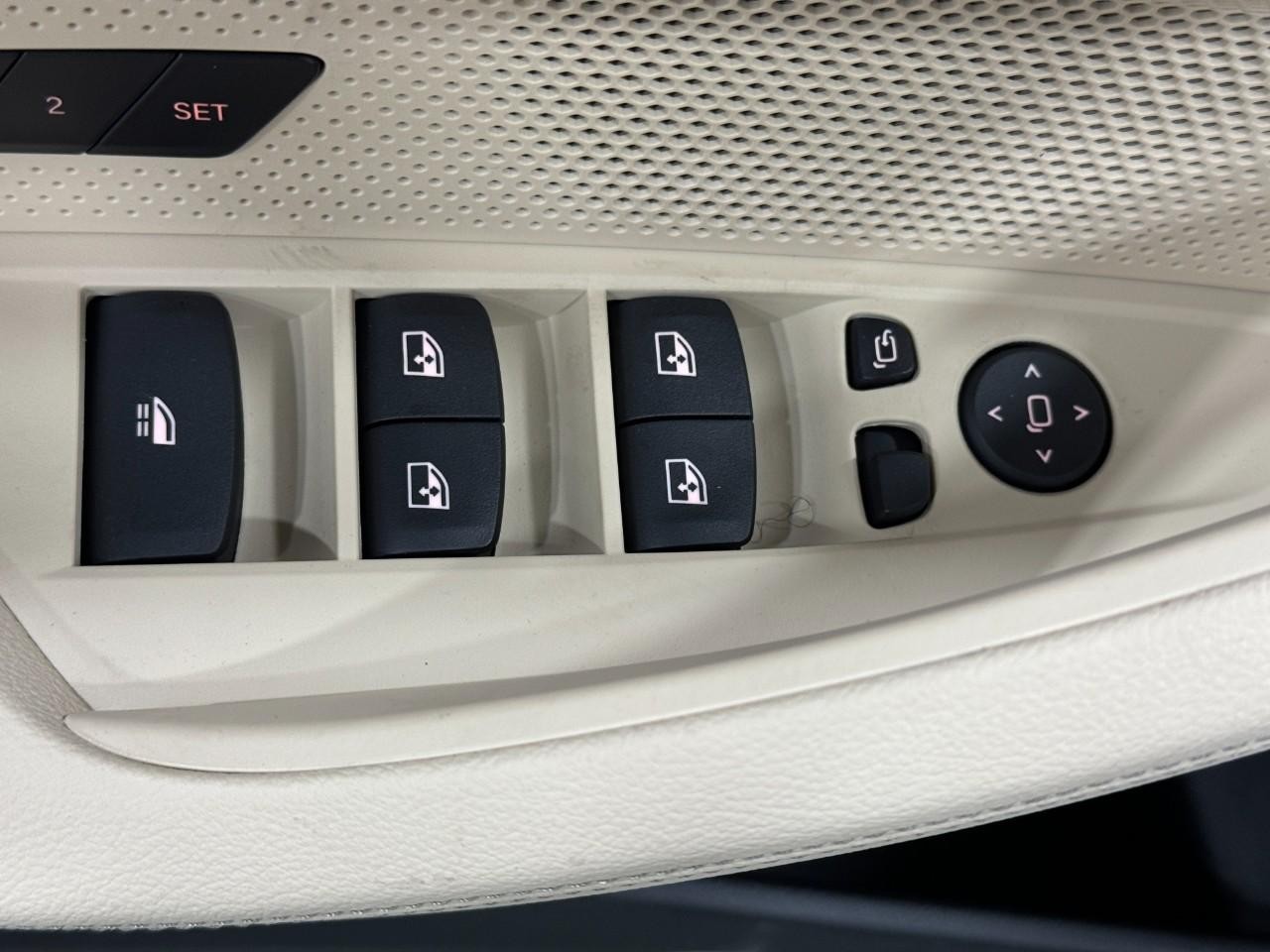 BMW 4 Series Vehicle Full-screen Gallery Image 23