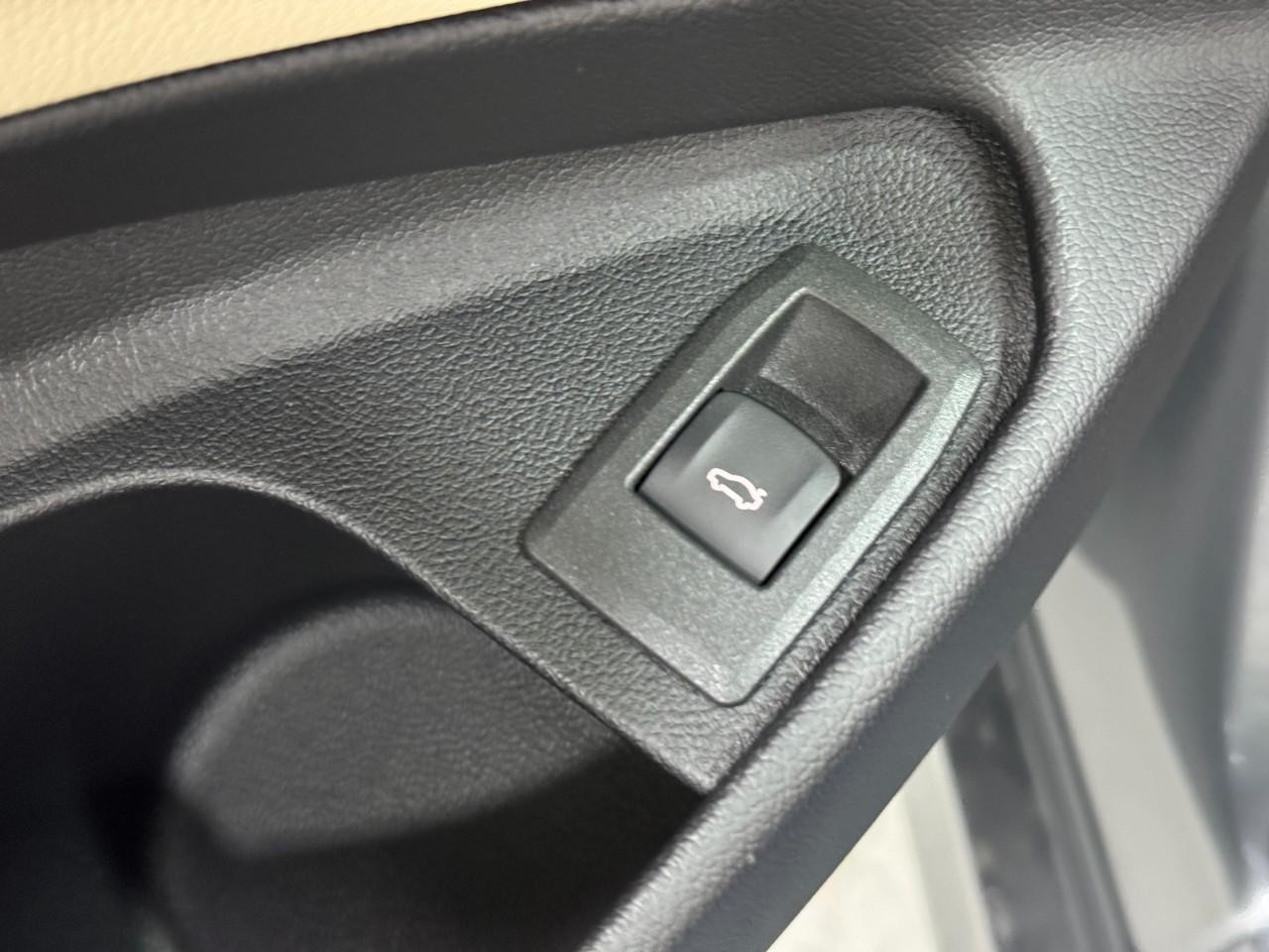 BMW 4 Series Vehicle Full-screen Gallery Image 24