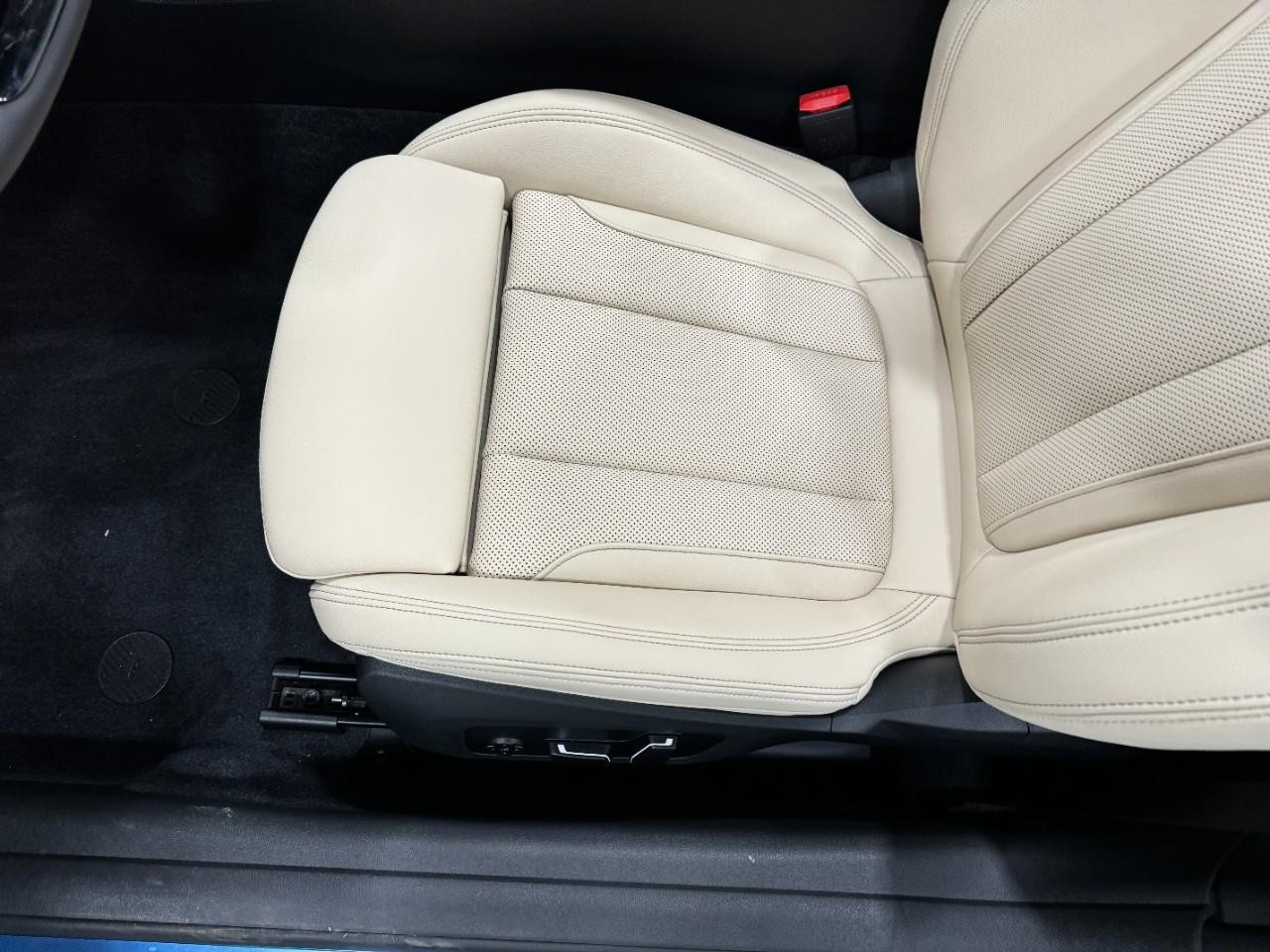 BMW 4 Series Vehicle Full-screen Gallery Image 26